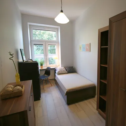 Rent this 4 bed room on Harcmistrza Aleksandra Kamińskiego 20 in 90-221 Łódź, Poland