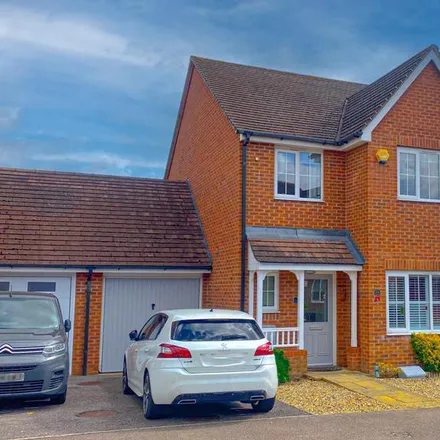 Rent this 3 bed house on 28 Harmonds Wood Close in Hoddesdon, EN10 7FE