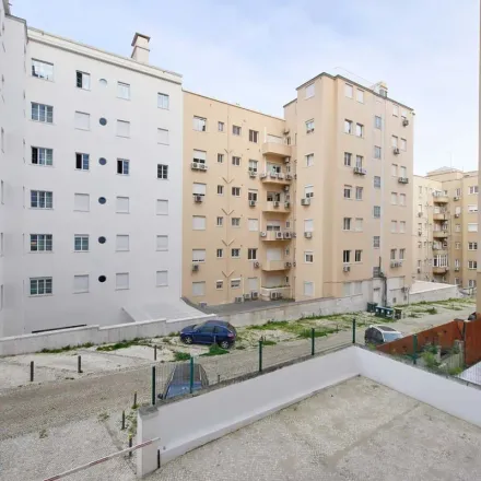 Image 3 - Avenida Sidónio Pais, 1069-413 Lisbon, Portugal - Apartment for rent