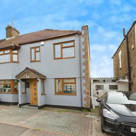 Buy this 5 bed duplex on Avondale Road in Crook Log, London