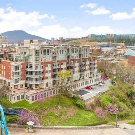 Rent this 3 bed condo on The Ice Cream Show in Walnut Street, Chattanooga