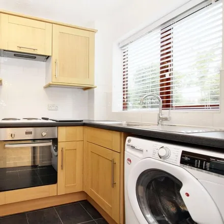 Image 2 - Hutchins Close, London, RM12 6NL, United Kingdom - Apartment for rent
