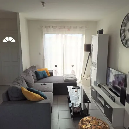 Rent this 3 bed apartment on 2 les pieces in 44450 Divatte-sur-Loire, France