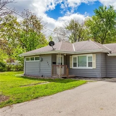 Buy this 3 bed house on 1601 E Washington Ave in Des Moines, Iowa