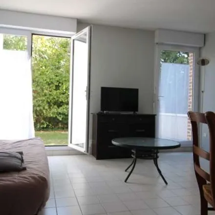 Image 5 - 46 Place Aristide Briand, 59400 Cambrai, France - Apartment for rent