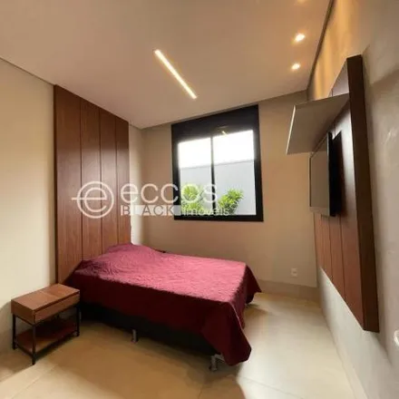 Buy this 3 bed house on Avenida Argemiro Evangelista Ferreira in Shopping Park, Uberlândia - MG