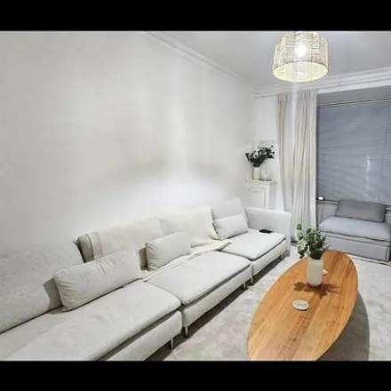 Rent this 5 bed townhouse on Blyth Road in London, UB3 1FD
