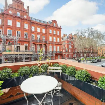 Rent this 3 bed apartment on Pont Street Cabmen's Shelter in Pont Street, London