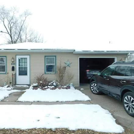 Buy this 2 bed house on 1070 Hill Avenue in Muscatine, IA 52761