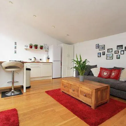 Image 3 - 7 Arnhem Way, London, SE22 8TS, United Kingdom - Duplex for rent