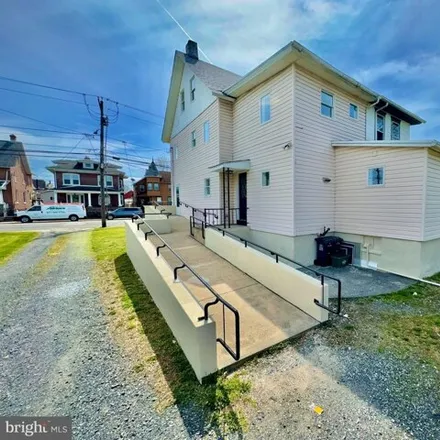 Image 5 - Saint Isadores Elementary School, West Broad Street, Quakertown, PA 18951, USA - Duplex for sale