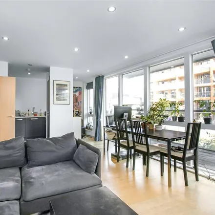 Rent this 3 bed apartment on 22-24 Hertford Road in De Beauvoir Town, London