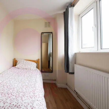 Image 2 - All In One Bazar, 162 Roman Road, London, E2 0RY, United Kingdom - Apartment for rent