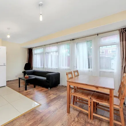 Rent this 4 bed townhouse on Forsyth Gardens in Lorrimore Road, London