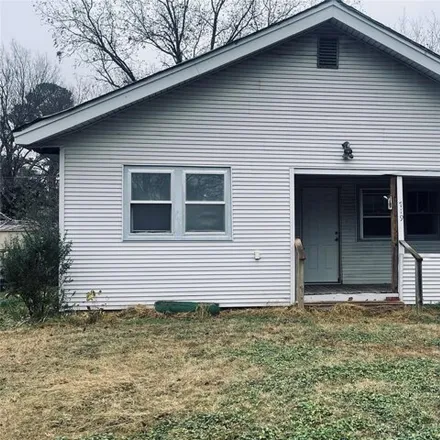 Buy this 2 bed house on 353 West 13th Street in Okmulgee, OK 74447