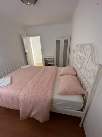 Rent this 4 bed room on Carrer de Coll i Pujol in 215, 08917 Badalona