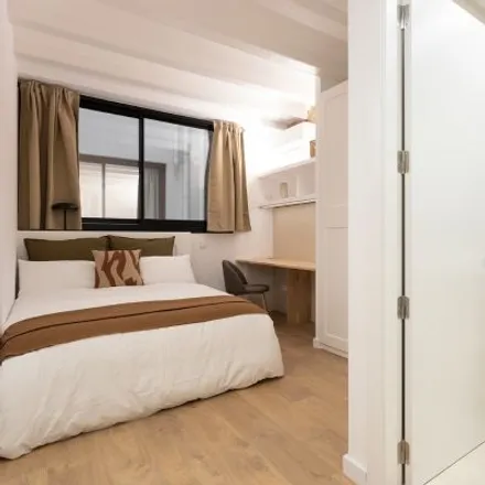 Rent this 4 bed room on La perla negra in Carrer de l'Espanya Industrial, 14