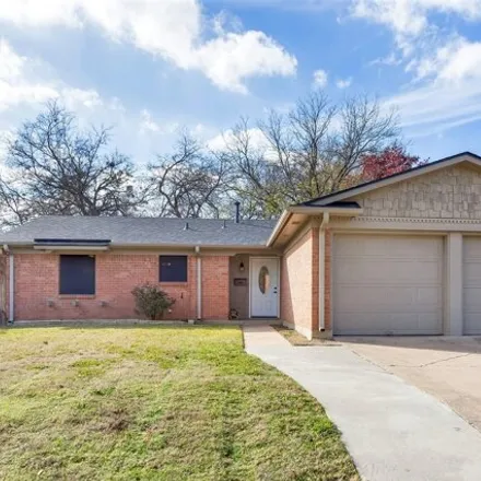 Rent this 3 bed house on 554 Patricia Drive in Sherman, TX 75090
