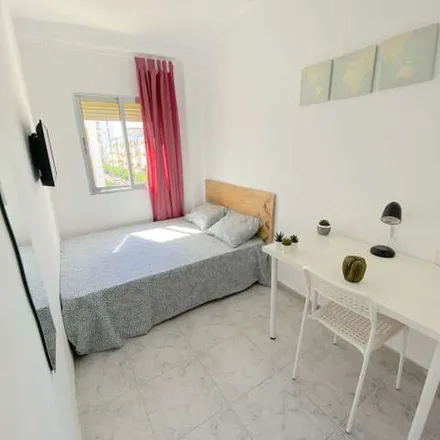 Image 3 - Escuela Oficial de Idiomas, Avenida Doctor Fedriani, 41009 Seville, Spain - Apartment for rent