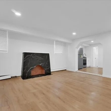 Image 5 - 4400 De Reimer Avenue, New York, NY 10466, USA - House for sale