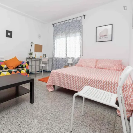 Rent this 5 bed room on Passatge del Doctor Bartual Moret in 1, 46021 Valencia