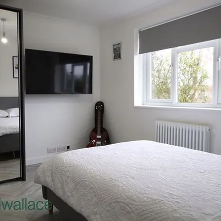 Rent this 4 bed apartment on 45 Woodstock Road in Hoddesdon, EN10 7NT