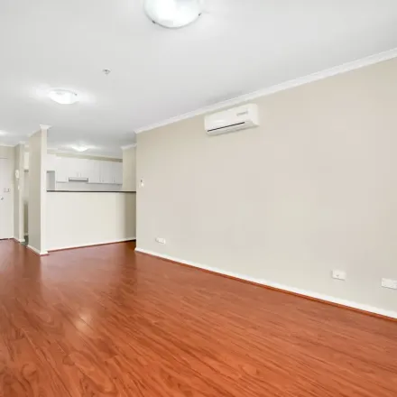 Image 2 - Macquarie Towers, 189 Macquarie Street, Sydney NSW 2150, Australia - Apartment for rent