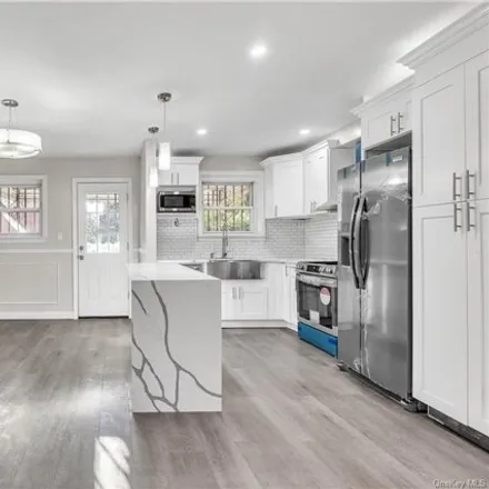 Image 5 - 405 Turneur Avenue, New York, NY 10473, USA - House for sale