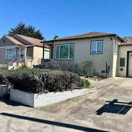Rent this 3 bed house on Spruce Elementary School in Lux Avenue, South San Francisco