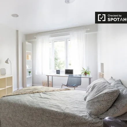 Rent this 6 bed room on Sky-Tech in Carrer de Còrsega, 376