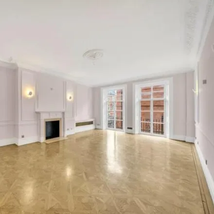 Rent this 4 bed room on Albert Hall Mansions (49-86) in 49-86 Kensington Gore, London