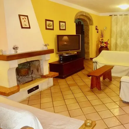 Rent this 3 bed townhouse on 53035 Monteriggioni SI