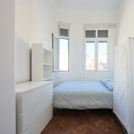 Rent this 16 bed room on Rua Sampaio e Pina