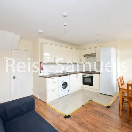 Rent this 4 bed apartment on Olney Road in London, SE17 3HP