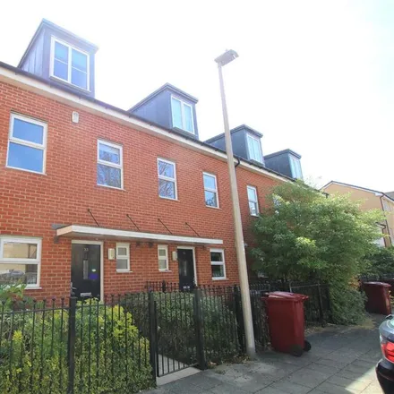 Rent this 3 bed townhouse on 33 Havergate Way in Reading, RG2 0FY