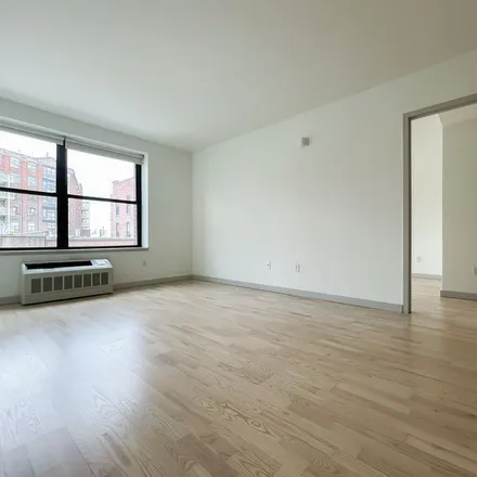 Image 6 - Lincoln Market, Box Street, New York, NY 11109, USA - Apartment for rent