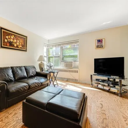 Image 7 - Grover Cleveland, 67-38 108th Street, New York, NY 11375, USA - Apartment for sale