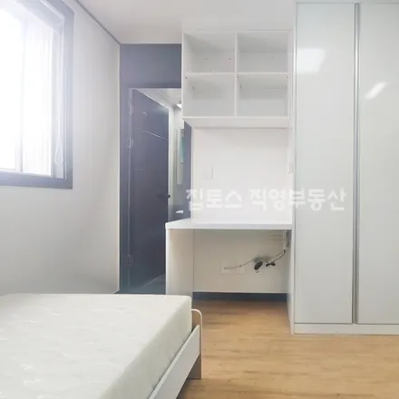 Rent this studio apartment on 서울특별시 관악구 신림동 244-78