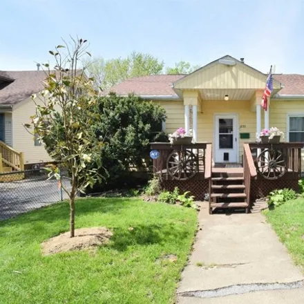 Buy this 3 bed house on 1263 South 3rd Street in Pekin, IL 61554