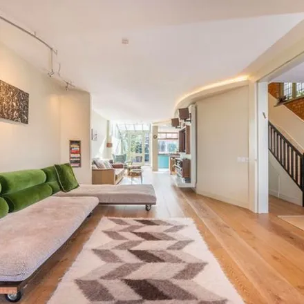 Rent this 4 bed apartment on Dingwall Gardens in London, NW11 7ET