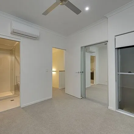 Rent this 3 bed townhouse on 30 Clydesdale Avenue in Annerley QLD 4103, Australia