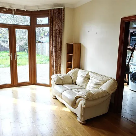 Rent this 4 bed apartment on Grenoble Gardens in London, N13 6JE