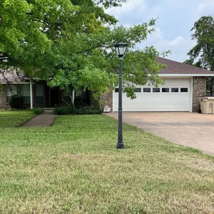 Image 2 - 903 W Barnes Ave, Comanche, Texas, 76442 - House for sale