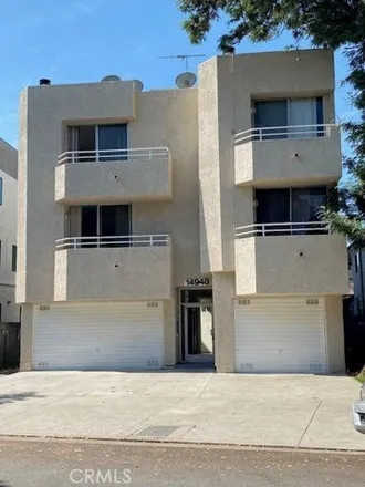 Rent this 3 bed townhouse on 14966 Moorpark Street in Los Angeles, CA 91403