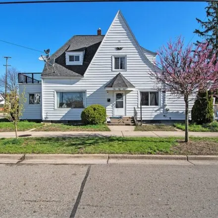 Buy this 4 bed house on 985 Myrtle Street Northwest in Grand Rapids, MI 49504