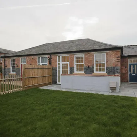 Image 1 - Falcons Primary School, Gipsy Lane, Leicester, LE5 0TA, United Kingdom - Townhouse for sale