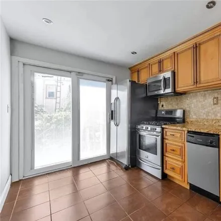 Image 4 - 64-08 Metropolitan Avenue, New York, NY 11379, USA - House for sale