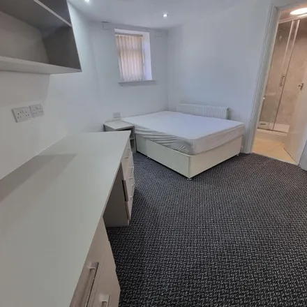 Rent this 6 bed apartment on Beechwood Terrace in Leeds, LS4 2NG