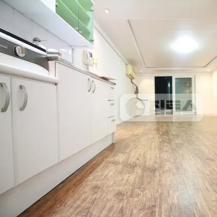 Rent this studio apartment on 서울특별시 서초구 반포동 718-7