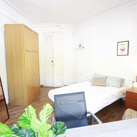 Rent this 6 bed apartment on Condis in Gran Via de les Corts Catalanes, 460